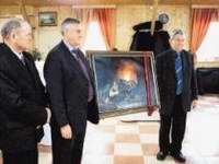 Na visokom jubileju vatrogasni veterani su   Fran�ku Gombocu poklonili sliku Po�ar djelo policista i ljubitelja slikarstva Jo�eta Osterca. Od lijeva: Ernest E�ri, predsjednik Gasilske zveze Slovenije, �tefan Jan�ari�, predsednik GD Sebeborci, i Franc Fran